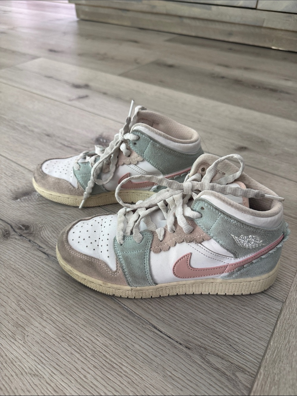 Kids Nike Air Jordan 1 Mid-Top Sneakers Size 4.5 Y